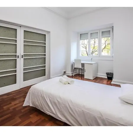 Houze Spacious 9 Bedroom Flat In Central Lisbon *